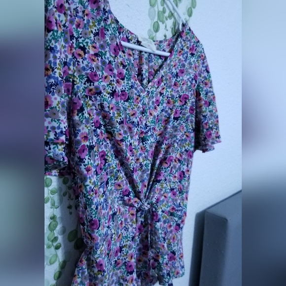 Floral Top - Picture 2 of 4
